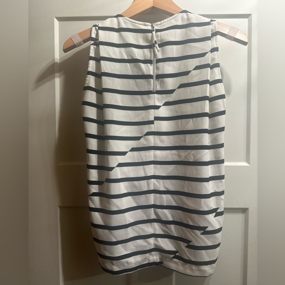 Madewell xs white with black stripe blouse, sleeveless diagonal pattern on front - Picture 7 of 7